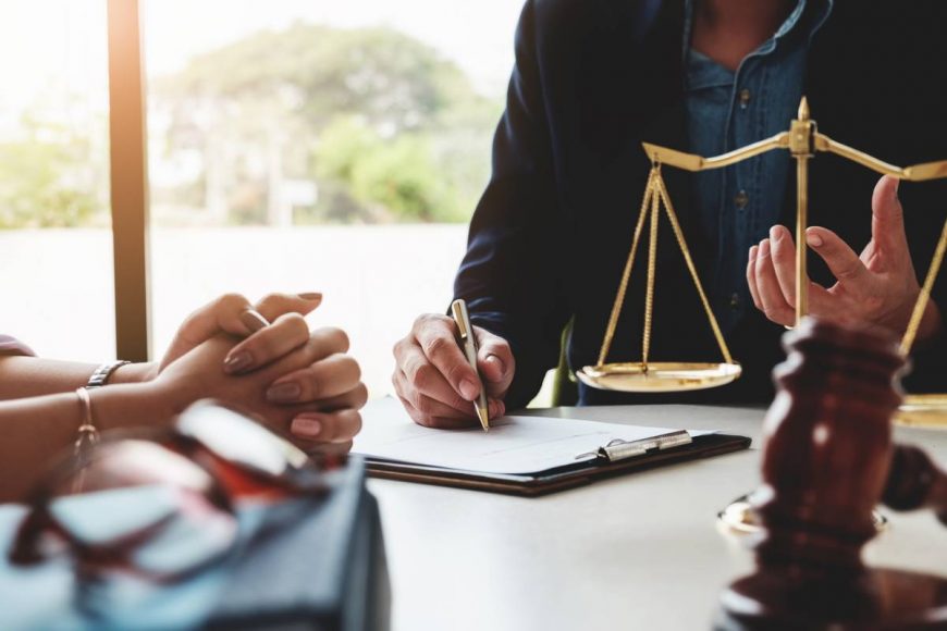 Quand et pourquoi faire appel à un avocat en droit commercial ? – Avocat TV