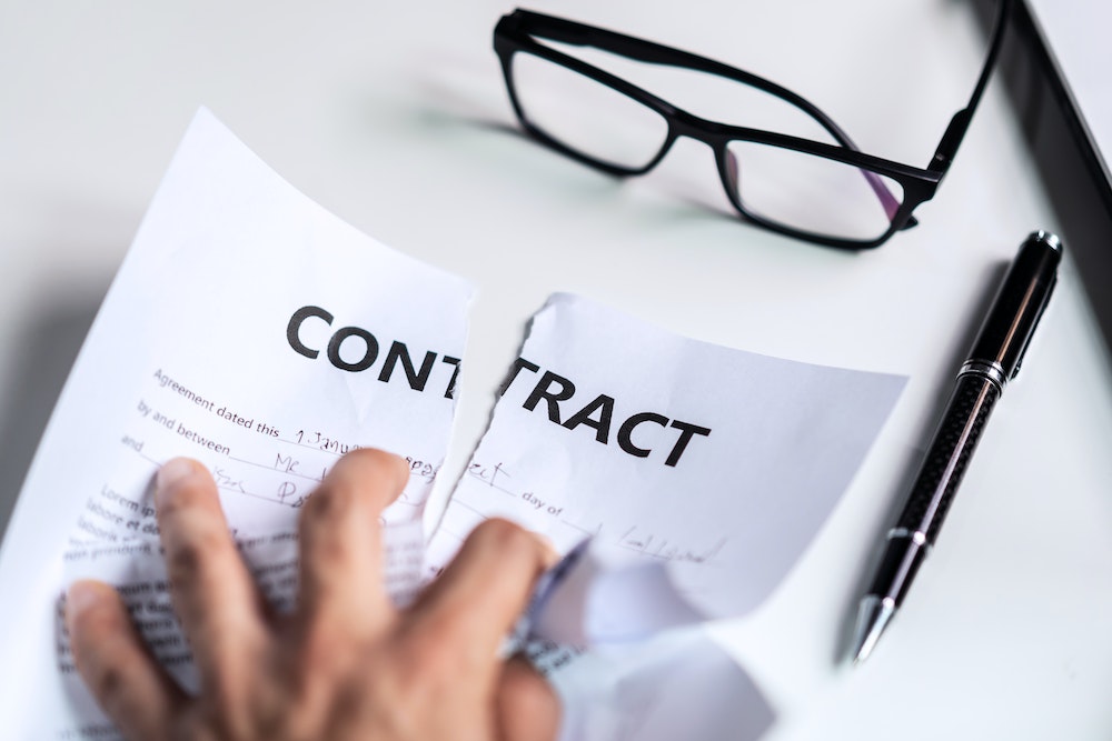 Implications Juridiques des Contrats de Travail : Naviguer dans le Labyrinthe du Droit du Travail